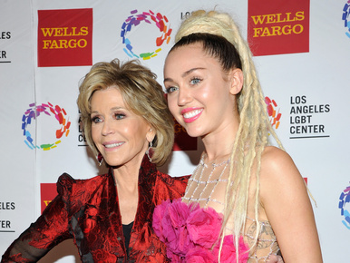 Jane Fonda simán lepipálja Miley Cyrust