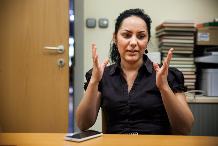 Melinda meséli élményeit az Autonómia Alapítvány irodájában