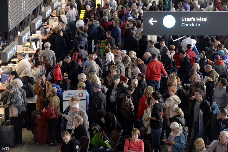 Várakozó utasok a Liszt Ferenc-repülőtér 2A terminálján miután a reptér hajnal óta nem indított járatokat az informatikai rendszer hibája miatt 2015. november 10-én.