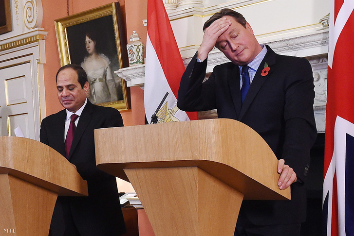 David Cameron brit miniszterelnök (j) és Abdel-Fattáh esz-Szíszi egyiptomi elnök sajtótájékoztatót tart a londoni kormányfői rezidencián a Downing Steet 10-ben 2015. november 5-én.