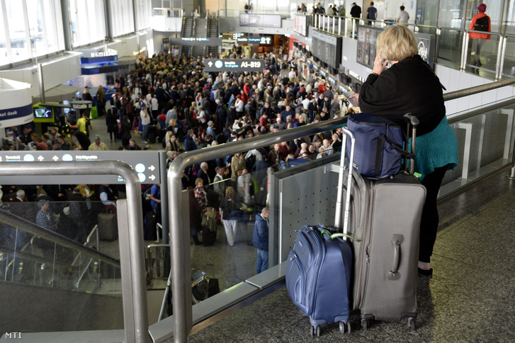 Várakozó utasok a Liszt Ferenc-repülőtér 2A terminálján miután a reptér hajnal óta nem indított járatokat az informatikai rendszer hibája miatt 2015. november 10-én.