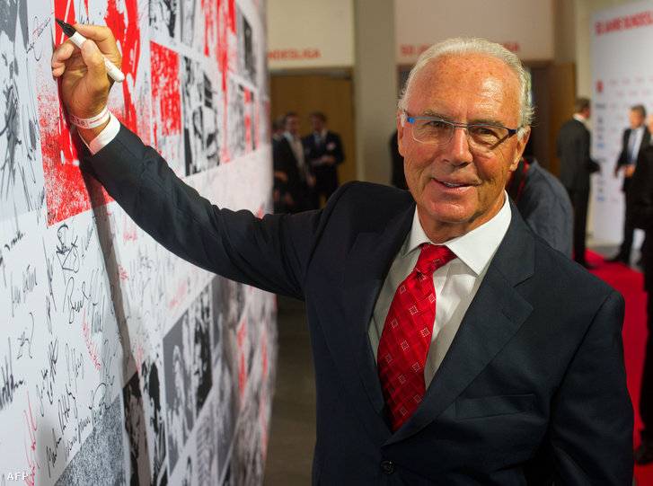 Franz Beckenbauer aláírja az  emlékfalat a német labdarúgó bajnokság, a Bundesliga 50. évfordulóján.