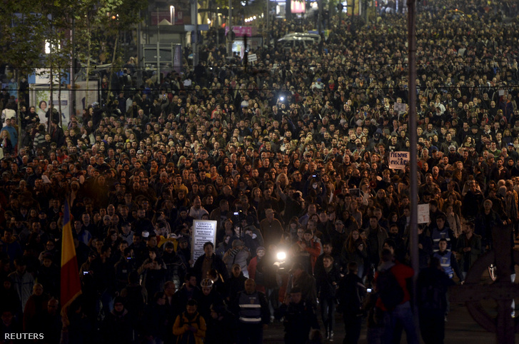 A koncerten történt tragédia után ezrek vonultak utcára Bukarestben a kormány lemondását követelve.