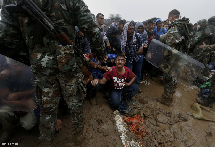 Menekültek és katonák a macedón határon szeptember 10-én