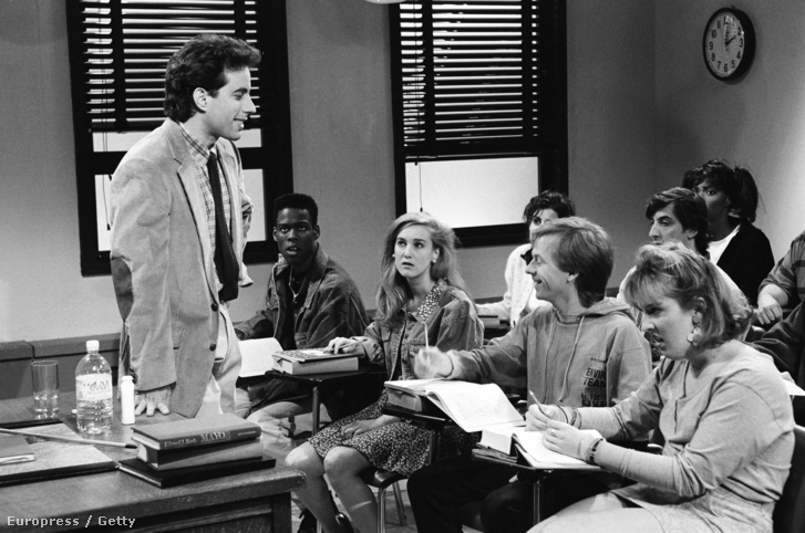 A sztereotípiák a médiában is továbbélnek: laza tanár, aki "érti a kamaszok nyelvét" a Saturday Night Live 18. részében