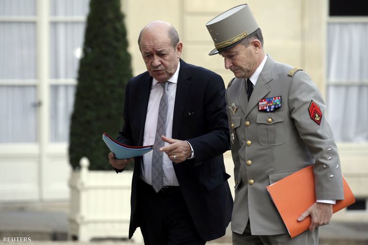 Jean-Yves-Yves Le Drian védelmi miniszter és Pierre de Villiers a francia hadsereg vezérkari főnőke érkezik a rendkívüli tanácskozásra az elnöki palotába, 2015. november 14-én.
