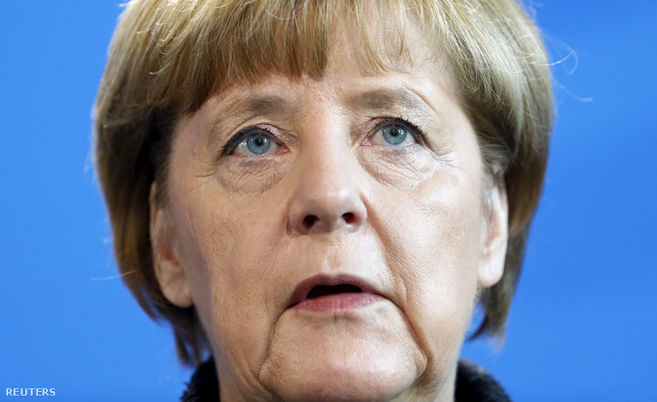 Angela Merkel a franciaországi támadásokról beszélt Berlinben 2015. november 14-én. Bejelentette, hogy rendkívüli kormányülést hív össze.