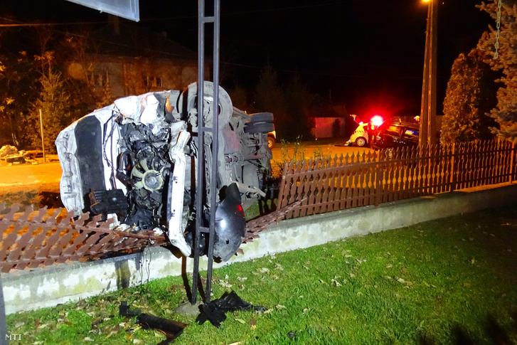 A villanyoszlopra felcsavarodott autó Pusztaszeren 2015. november 14-én.