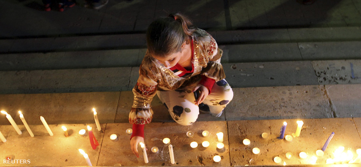 Megemlékezők Tiranában 2015. november 14-én este.