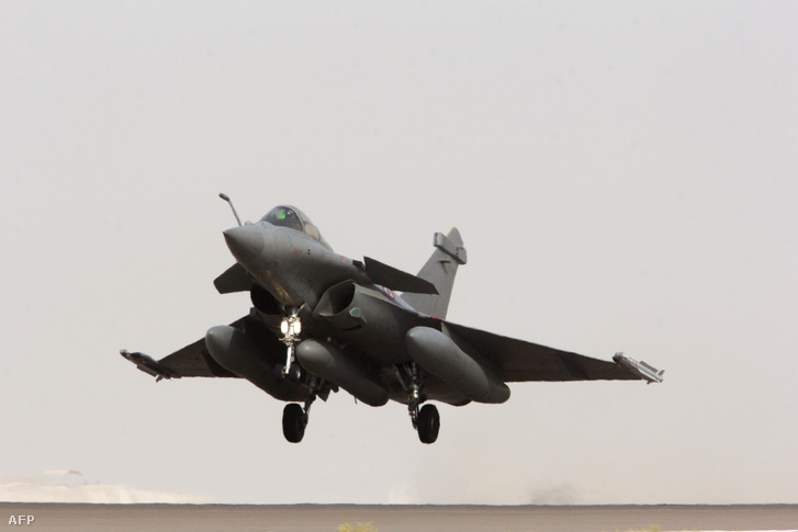 A francia légierő Rafale vadászgépe indul bevetésre Szíria felé 2015. szeptember 27-én.