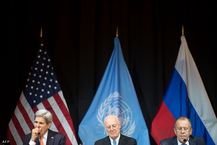 John Kerry amerikai külügyminiszter, Steffan di Mistrua az ENSZ szíriai nagykövete, valamint Szergej Lavrov a bécsi Szíria-konferencián 2015. november 14-én.