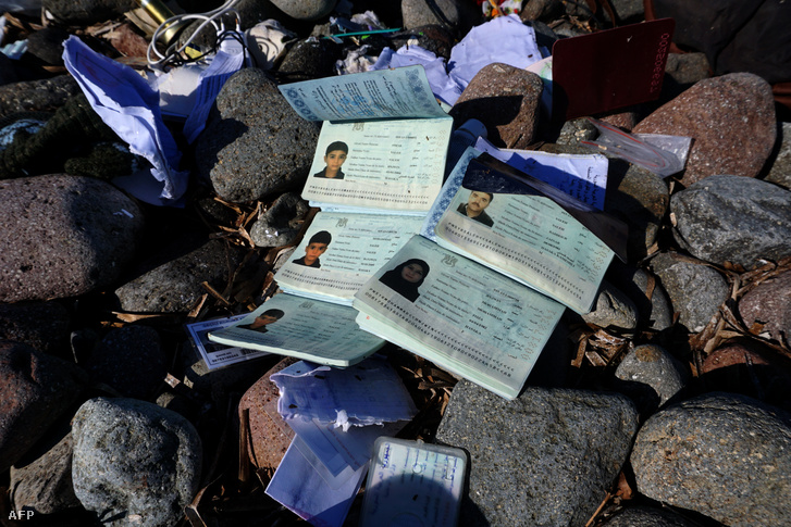 A görög partoknál elsüllyedt csempészhajó utasainak partravetett útlevelei Leszboszon