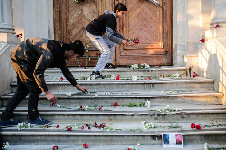 A párizsi merényletek áldozataira tartott megemlékezés Isztambulban