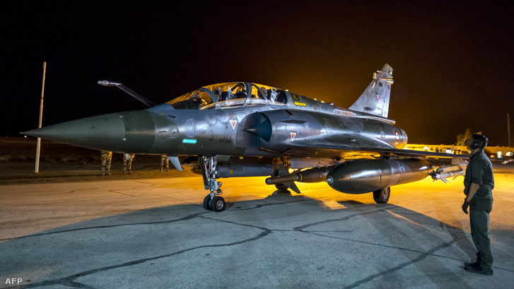 Francia vadászgép a szíriai öbölben, ahol szeptember 9-e óta állomásoznak.
