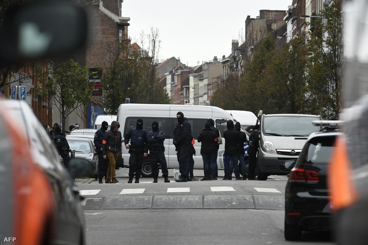 Rendőri razzia Brüsszel Molenbeek kerületében 2015. november 16-án.