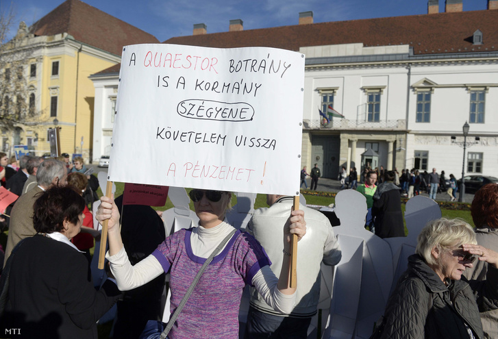 A Quaestor Károsultak Közössége demonstrál Budapesten, a Sándor-palota előtti Szent György téren 2015. november 12-én.