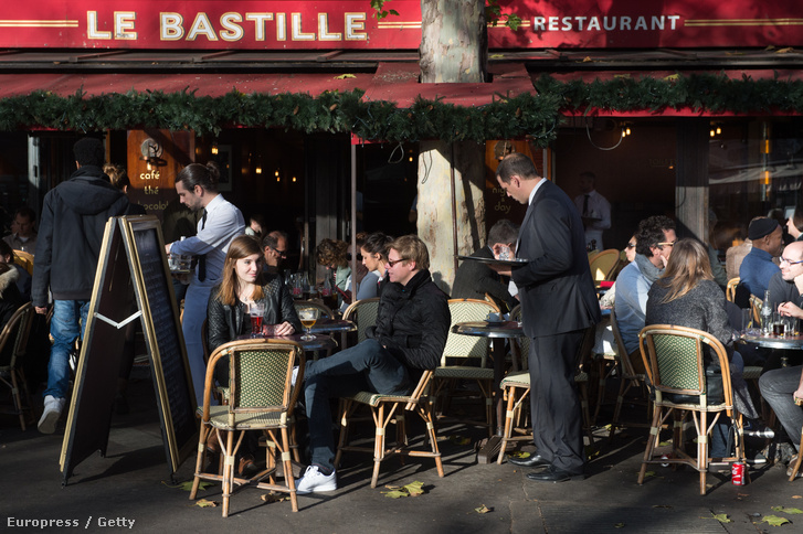 Kávézók Párizs belvárosában vasárnap délután, a merényletek után. A képre kattintva megnézheti a hétvége képes összefoglalóját a Nagyképben!