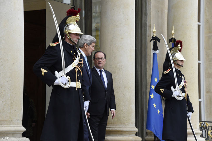 John Kerry és Francois Hollande Párizsban, az elnöki palotában, 2015. november 17-én.