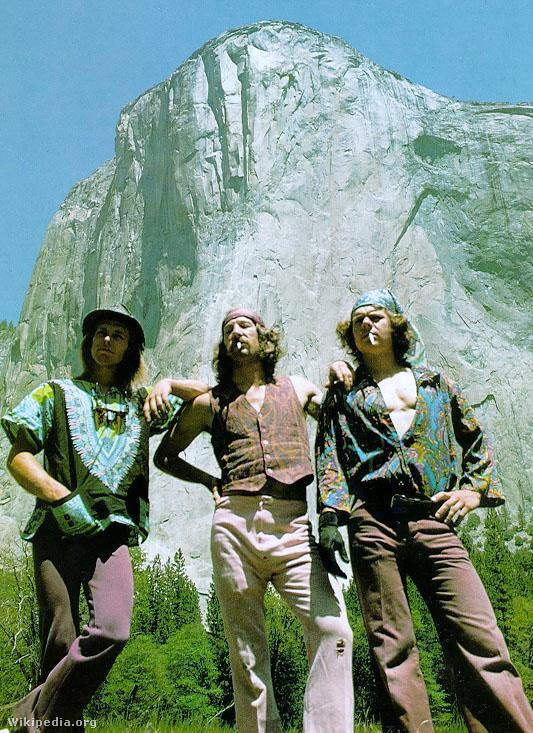 A korszak legmenőbb hegyámszói, a Stonemasters csoport néhány tagja az El Capitan nevű csúcs előtt