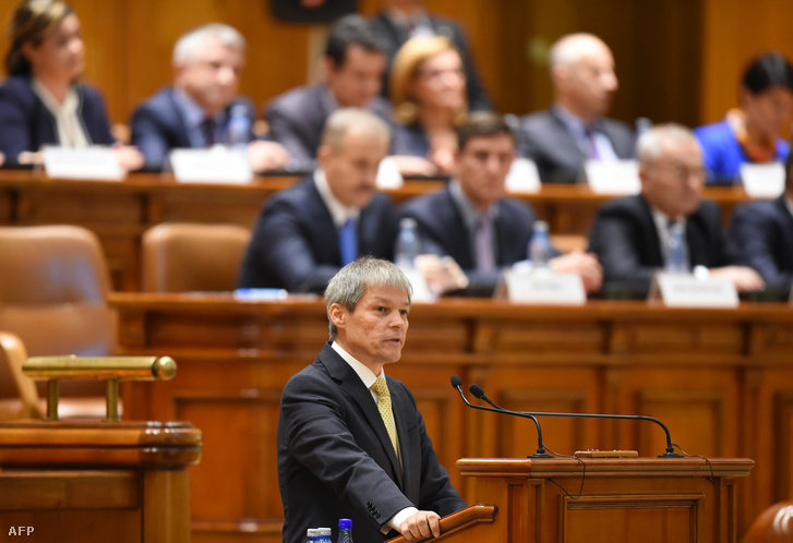 Dacian Ciolos Románia új miniszterelnöke tart beszédet a Parlamentben Bukarestben, miután megszavazták a szakértői kormányát, 2015. november 17-én.