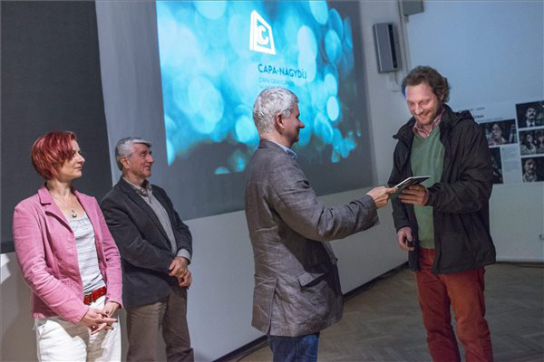 Kudász Gábor Arion átveszi a Capa-nagydíjat