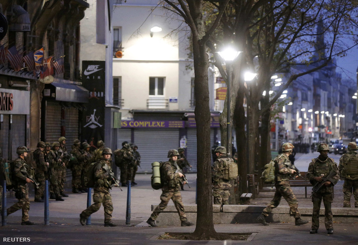 Katonák biztosítják a helyszínt Saint Denis-ben