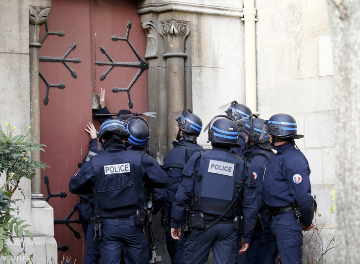 A Reuters képein az látszik, hogy a rendőrök pajszerral ütik az ajtót, miután faltörő kossal lyukat ütöttek rajta
