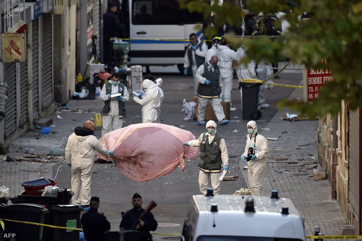 A francia rendőrség bizonyítékok után kutat Saint-Denis-ben, a délelőtti akciót követően.