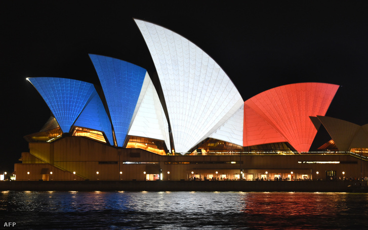 A Sydney-i Operaház francia nemzeti színűre világítva, 2015. november 14-én.