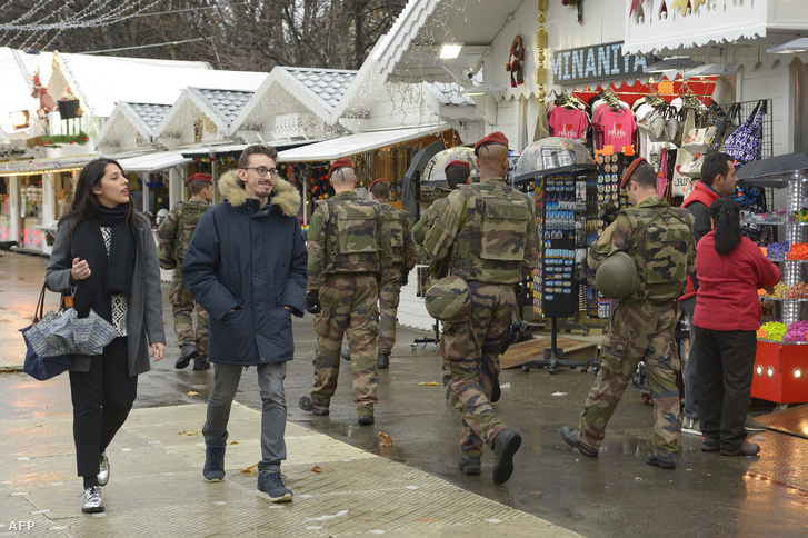 Katonák járőröznek a karácsonyi vásáron a Champs-Élysées-n