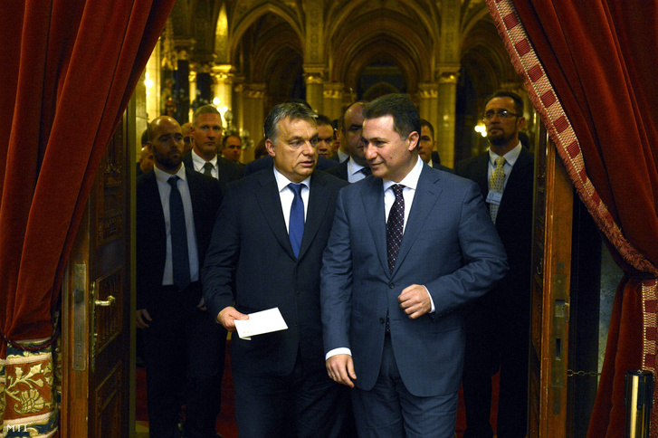 Orbán Viktor és Nikola Gruevszki macedón kormányfő sajtótájékoztatóra érkezik Budapesten a Parlamentben 2015. november 20-án.