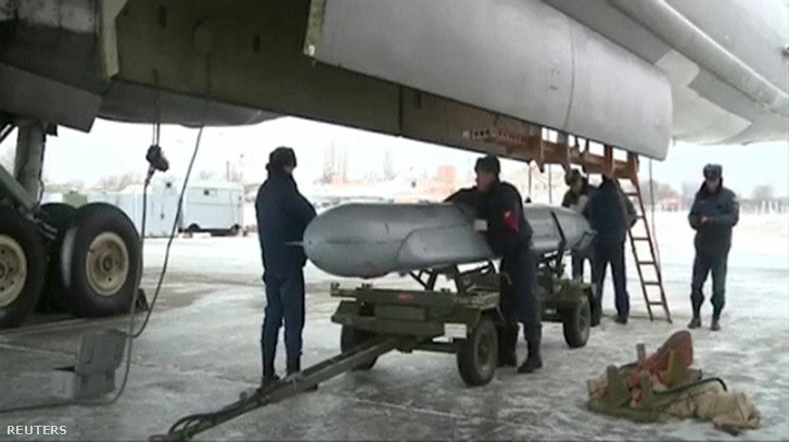 Orosz katonák készítenek fel bevetésre egy bombázót egy orosz légibázison 2015. november 19-én. Az Orosz Honvédelmi Minisztérium által kiadott, videóból kivett képkocka.