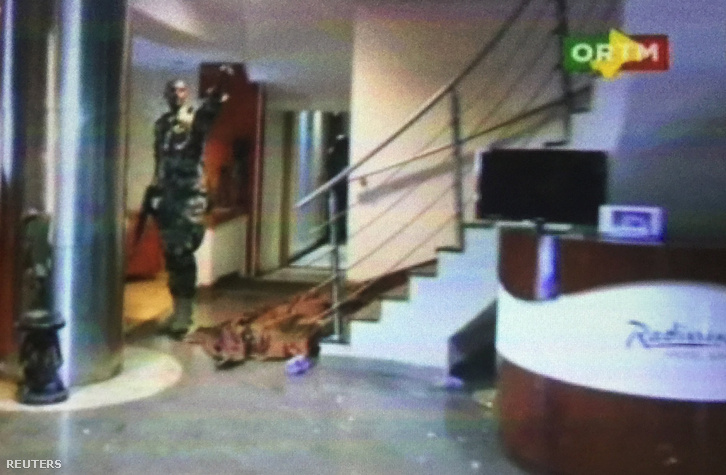 A hotel biztonsági kamerája rögzítette a terroristák mozgását az épületben.