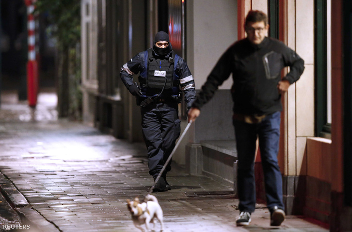 Kutyát sétáltat egy férfi a vasárnap esti rendőri akció egyik helyszínén