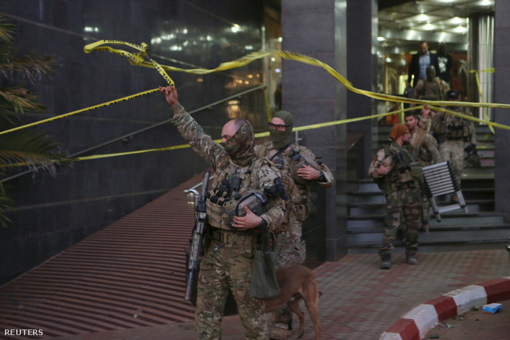 Francia katonák biztosítják a hotel területét a támadás után Bamakoban.
