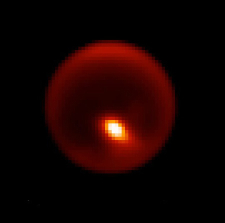 Hatalmas felhő a Titanon. A szaturnuszhold korongjának látszó átmérője mindössze 0,8 ívmásodperc, ami indokolja az adaptív optikás megfigyeléseket. A 2008. április 14-i kép 2,12 mikronos hullámhosszon készült