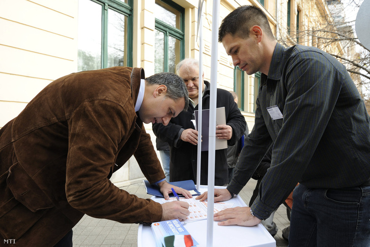 Lázár János aláírja a kötelező betelepítési kvóta elleni Védjük meg az országot! című petíciót Hódmezővásárhelyen