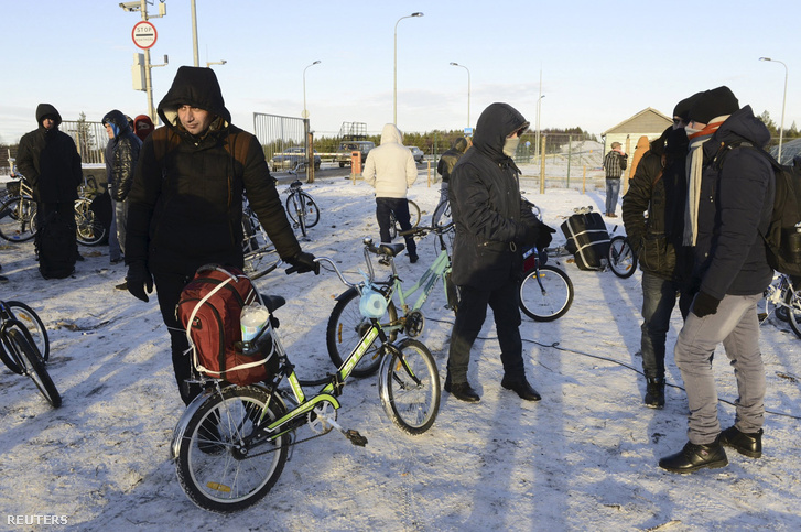 Menekültek érkeznek biciklivel a norvég-orosz határra Murmanszk régió közelében, 2015. október 30-án.