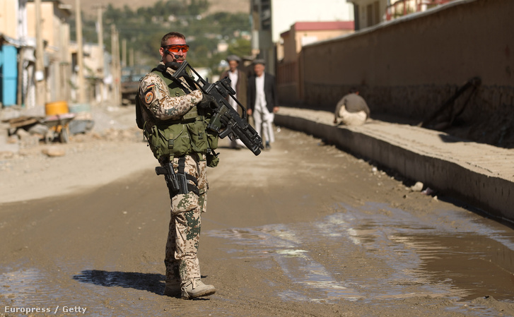Egy német katona biztosítja a német fejlesztési központ bejáratot az afganisztáni Fejzabadban 2010. október 1-jén