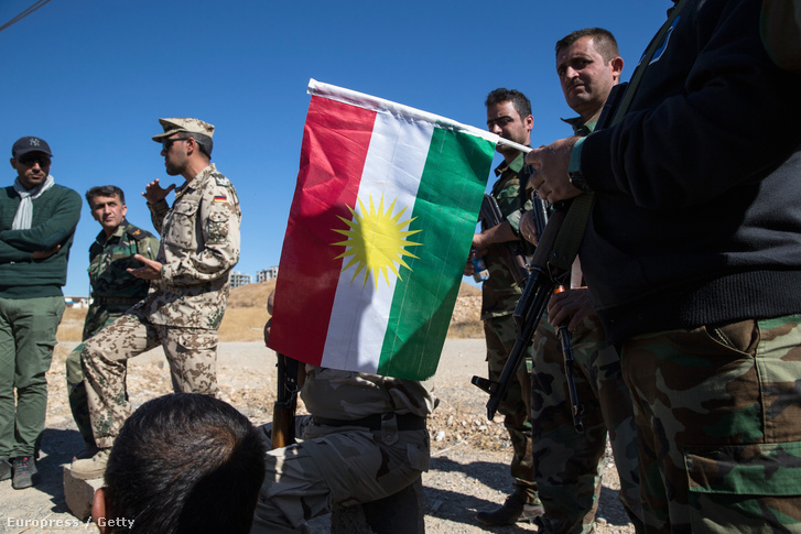 Német katonai orvos tanítja elsősegélynyújtásra a kurd pesmerga fegyvereseit az iraki Erbílben 2015. november 3-án.
