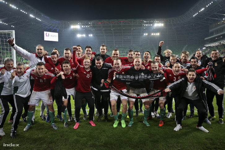 A magyar válogatott a norvégok elleni győzelmet ünnepli 2015. november 12-én.