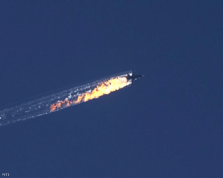 A HaberTürk TV adásáról készített képen kigyulladt repülőgép zuhan le 2015. november 24-én miután török harci gépek lelőtték a Szu-24 orosz vadászbombázót a török-szíriai határ térségében.