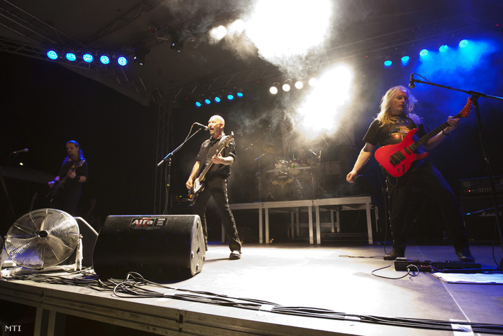 A Kárpátia zenekar koncertje az Erdélyi Magyar Ifjak (EMI) egyesület által szervezett 9. EMI-táborban a székelyföldi Borzonton 2013. augusztus 9-én.
