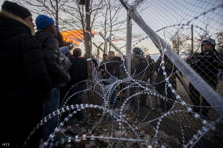 Illegális bevándorlók a görög-macedón határ észak-görögországi oldalán az Idomeni és a macedóniai Gyevgyelija határállomás között.