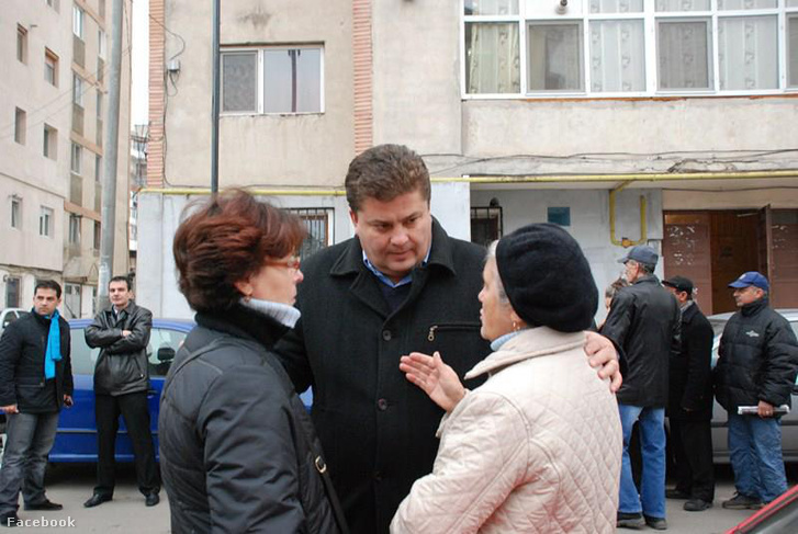 Florin Popescu a választói között.