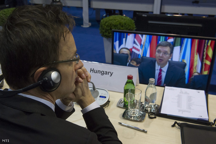 Szijjártó Péter külgazdasági és külügyminiszter hallgatja Aleksandar Vucic szerb miniszterelnök felszólalását az Európai Biztonsági és Együttműködési Szervezet (EBESZ) belgrádi tanácskozásán 2015. december 3-án.