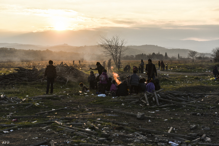 Menekültek várakoznak a görög-macedón határnál, szeptember 5-én.