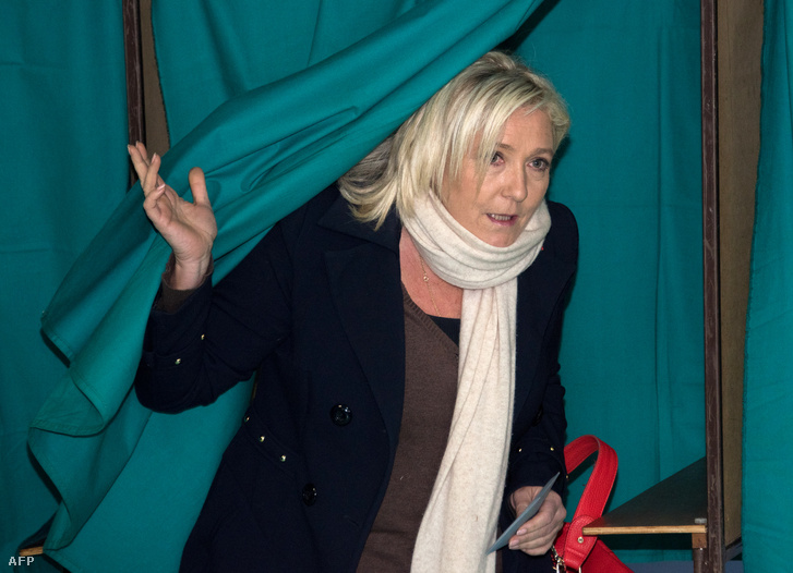 A Nemzeti Front elnöke, Marine Le Pen lép ki a szavazófülkéből