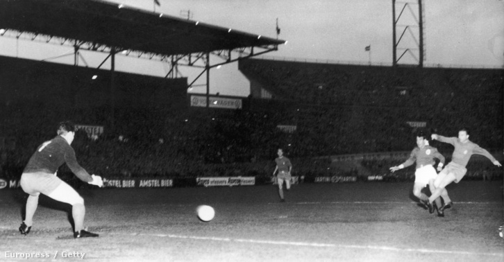 Puskás Ferenc szerez gólt a Guttmann Béla által vezetett Benficának az 1962-es BEK-döntőben. A döntőt végül a Benfica nyerte 5-3-ra.