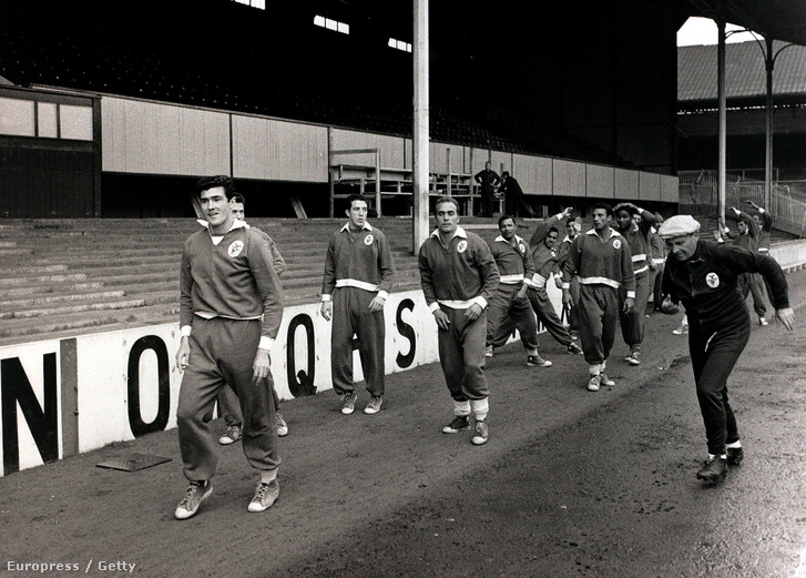 Guttmann Béla játékosaival a Tottenham elleni BEK-elődöntő előtt 1962-ben